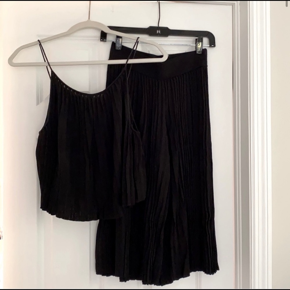 Chic pleated set in black
